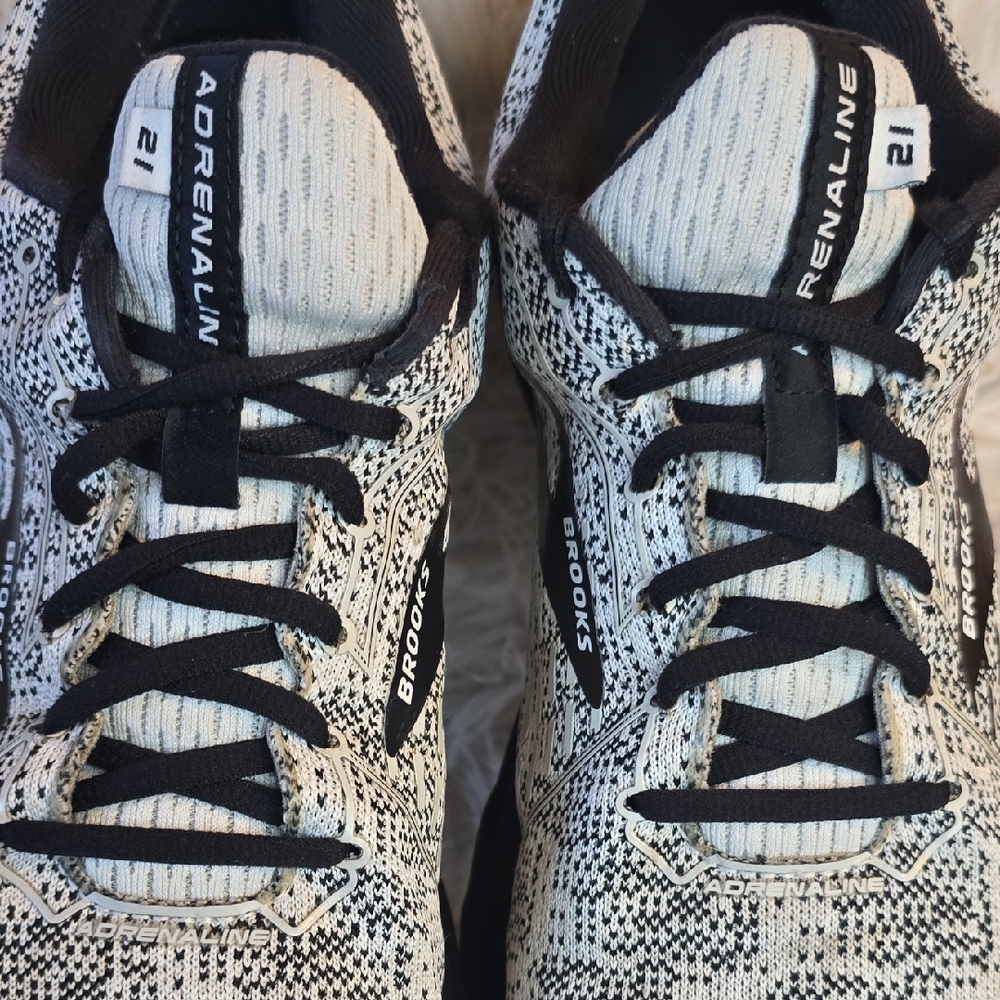Host Pick π₯³ Men's Brooks Adrenaline GTS 21 Black and White Athletic Shoes - Picture 4 of 8